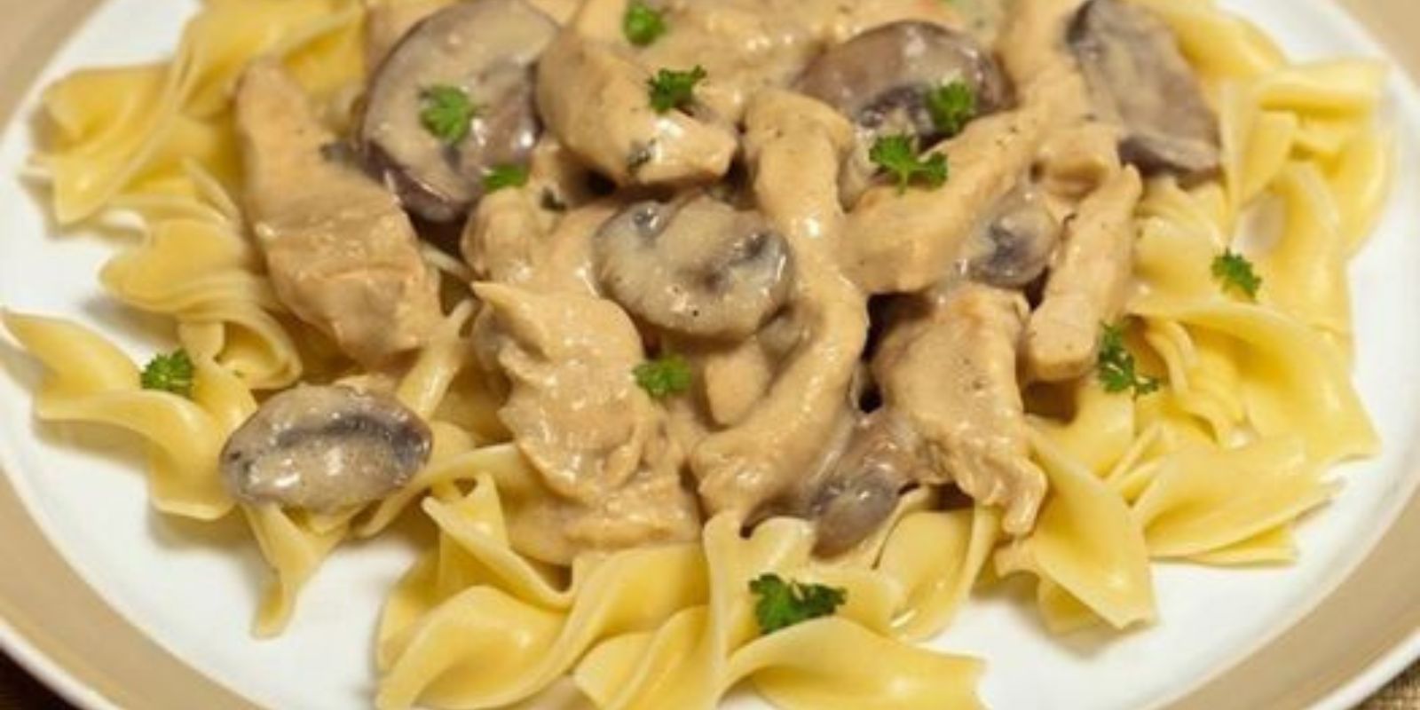 Woahh wirklich unfassbar LECKER & geht einfach immer! – Fettuccine mit Hähnchenbrust und Pilzen