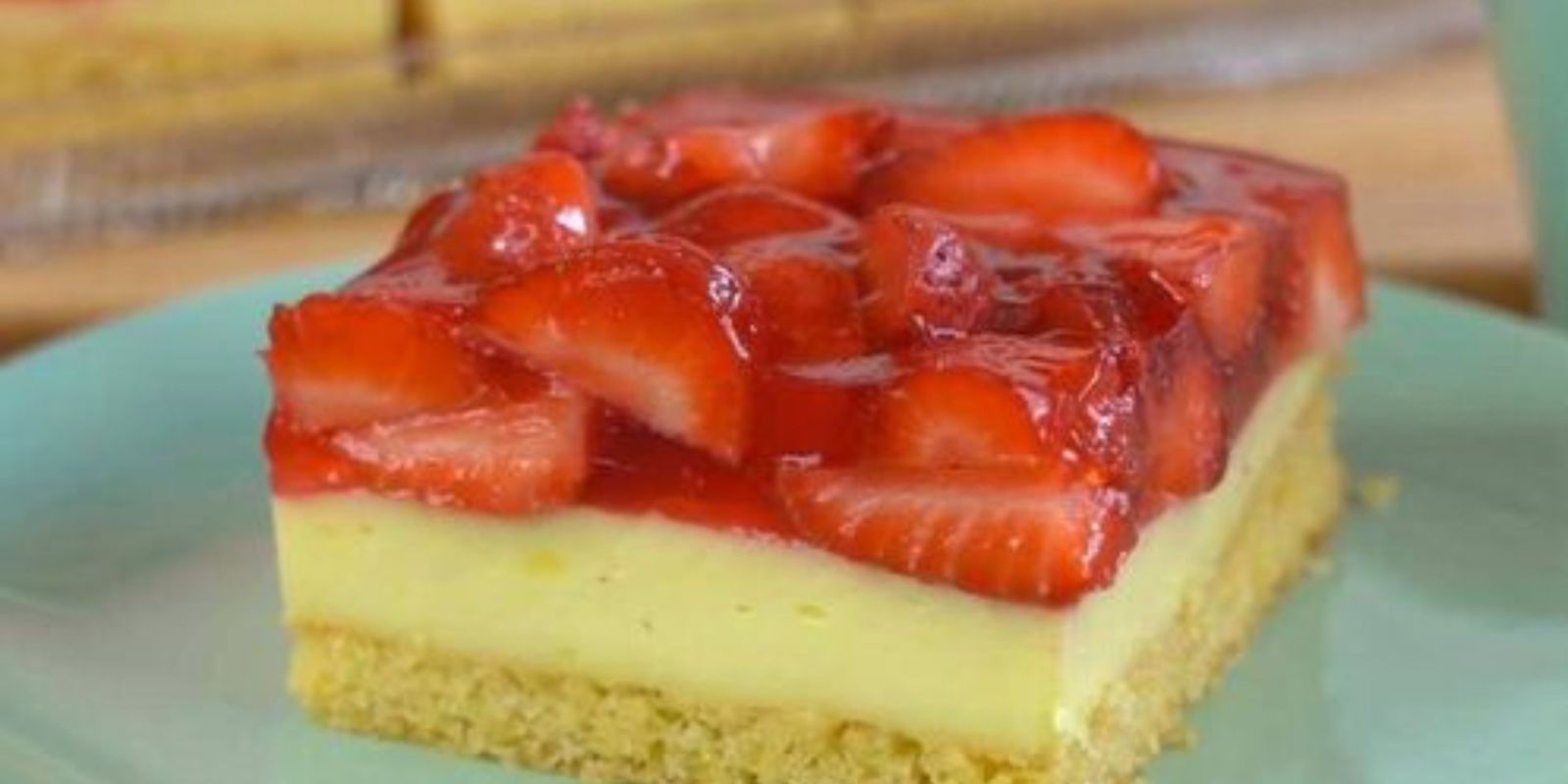 Wow sooo einfach gelingt es perfekt – Erdbeer Biskuitkuchen in 10 Min. im Ofen !