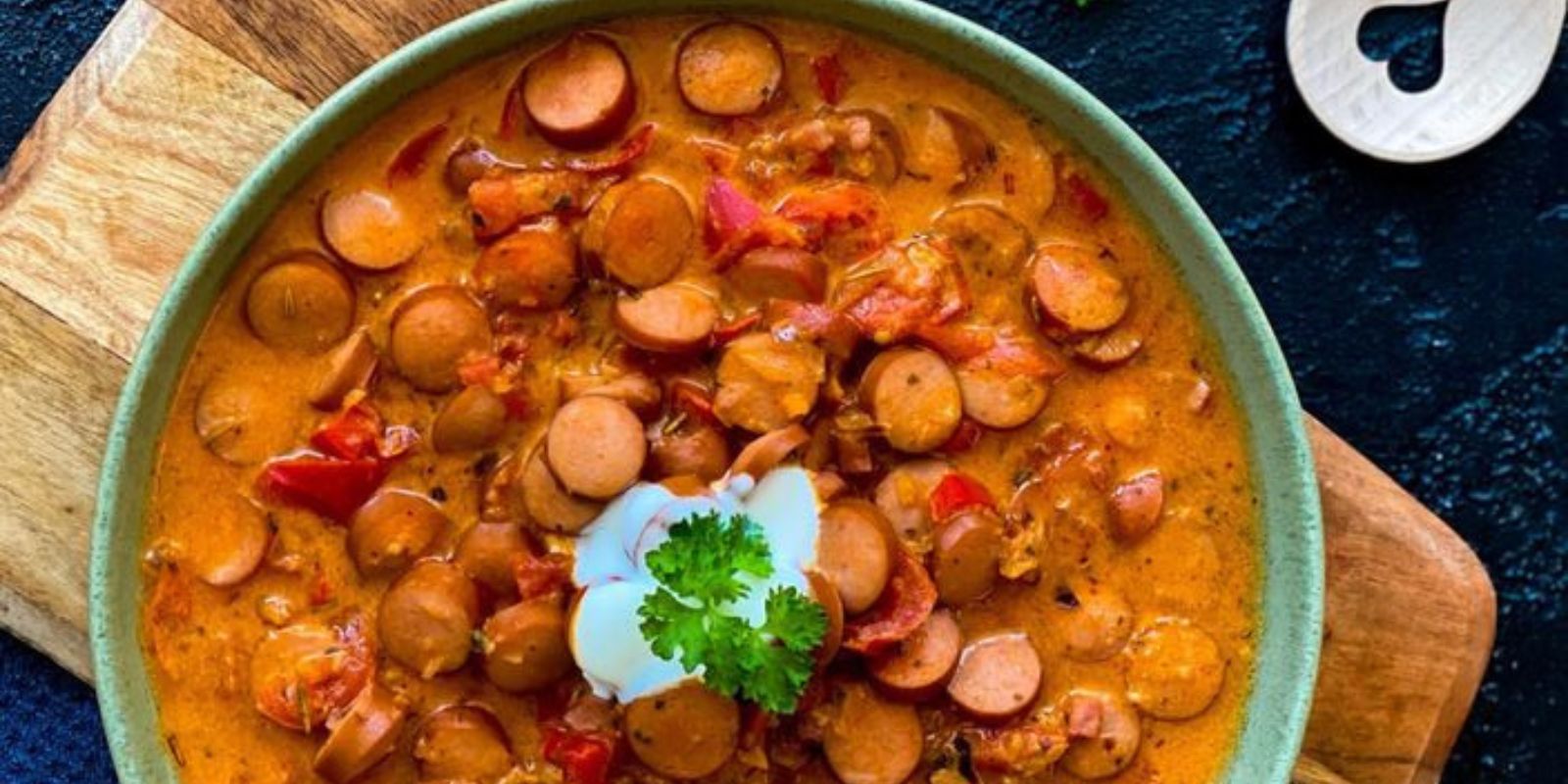 Würstchen-Senf-Gulasch mit Penne – Herzhaft und Schnell zubereitet!