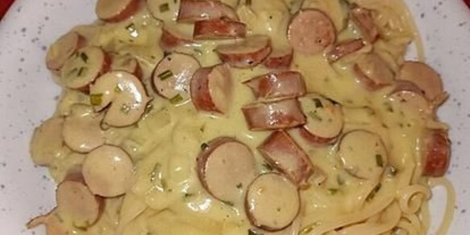 Würstchen-Senf-Gulasch mit Penne: Ein Herzhaftes Rezept für Genussmomente