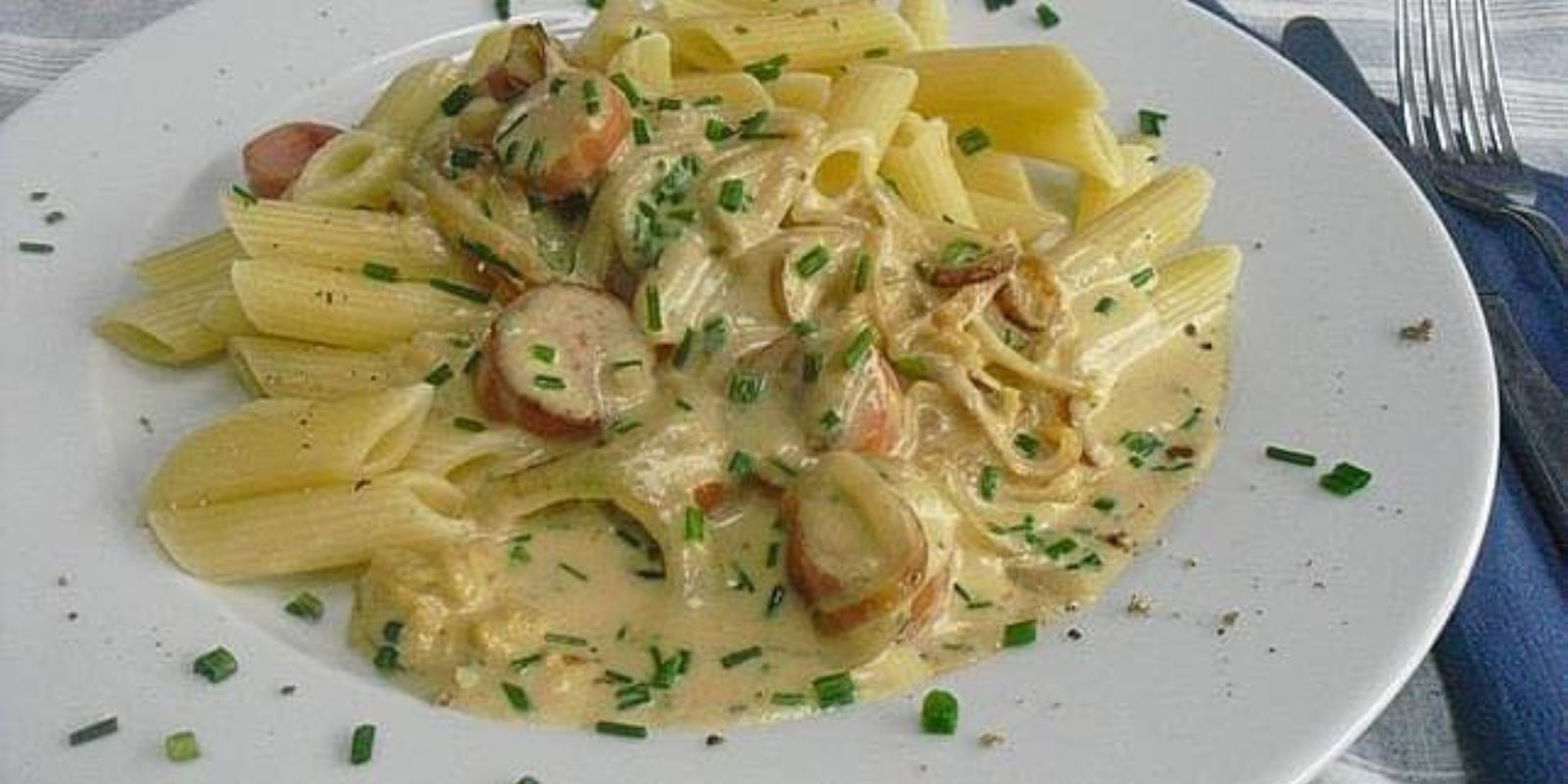 Würstchen-Senf-Gulasch mit Penne: Ein zeitloser Klassiker, der immer einfach gelingt und fantastisch schmeckt!