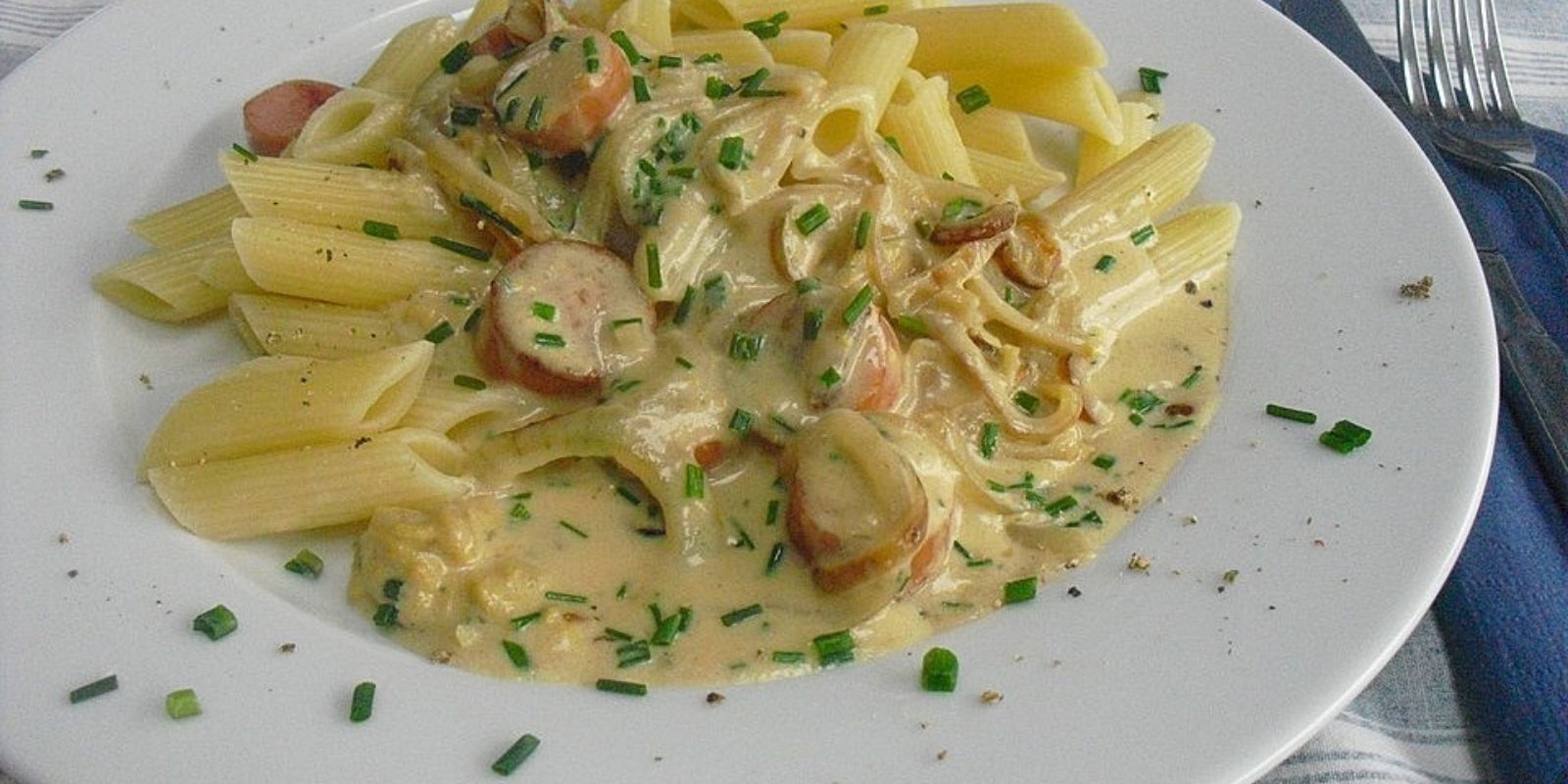 Würstchen-Senf-Gulasch mit Penne Rezept