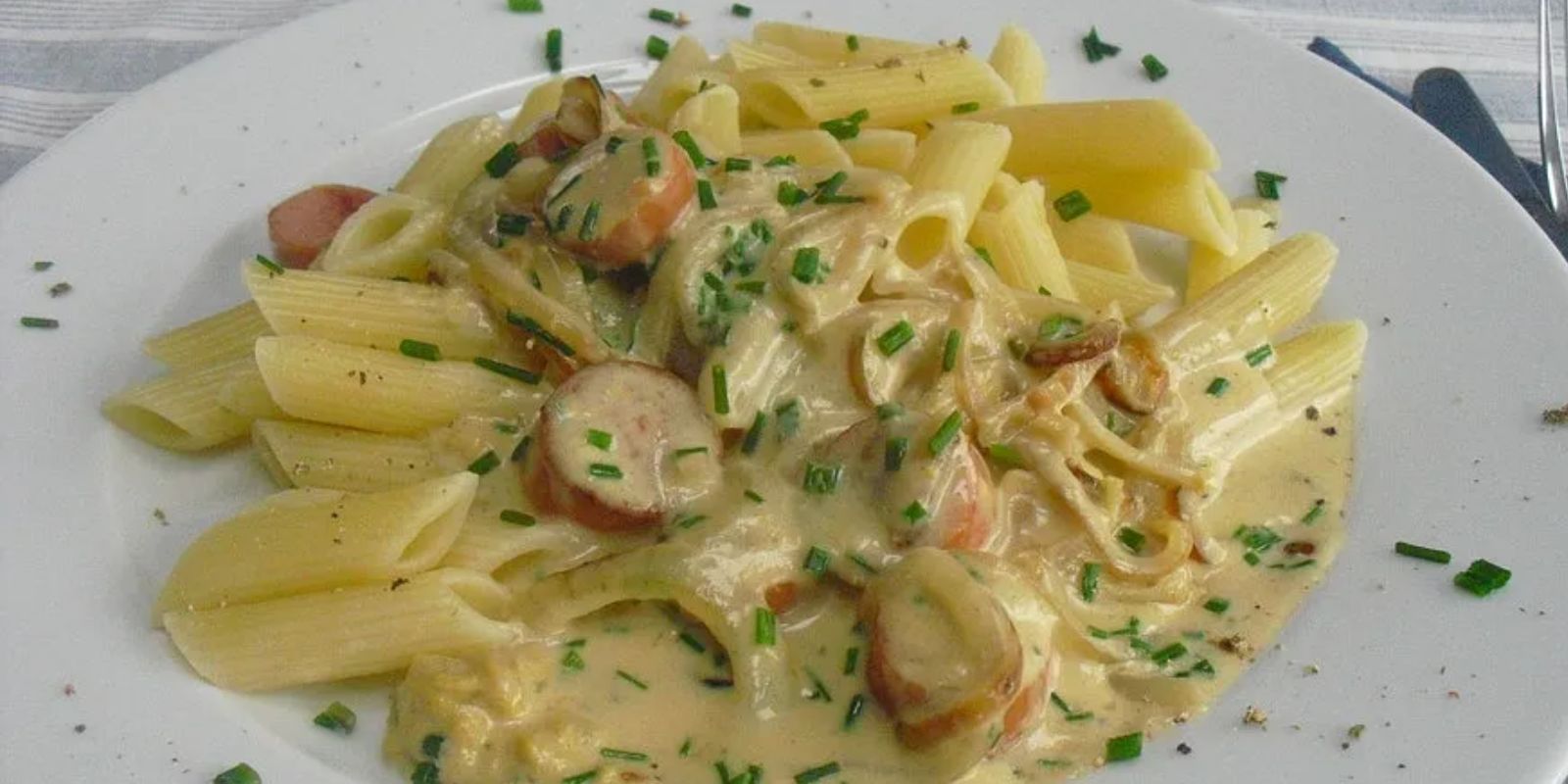 Würstchen-Senf-Gulasch mit Penne