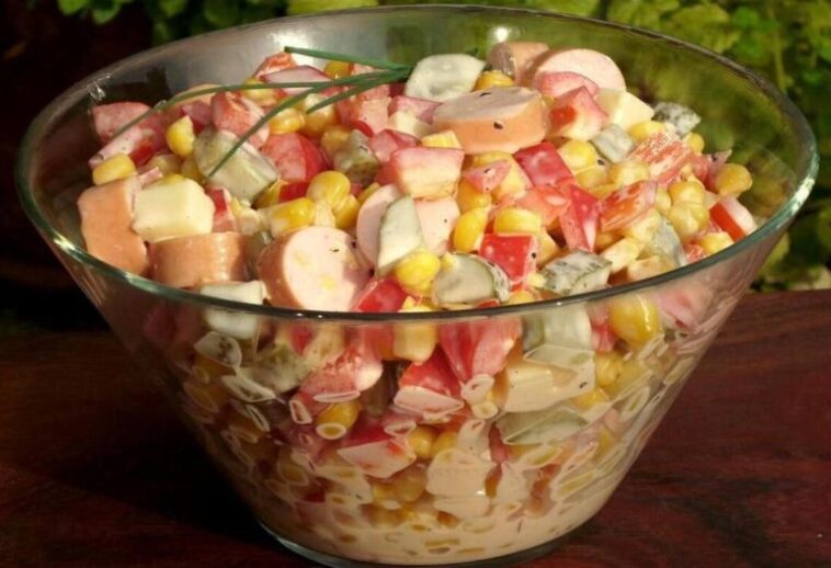 Wurst Salat mit Paprika und Mais