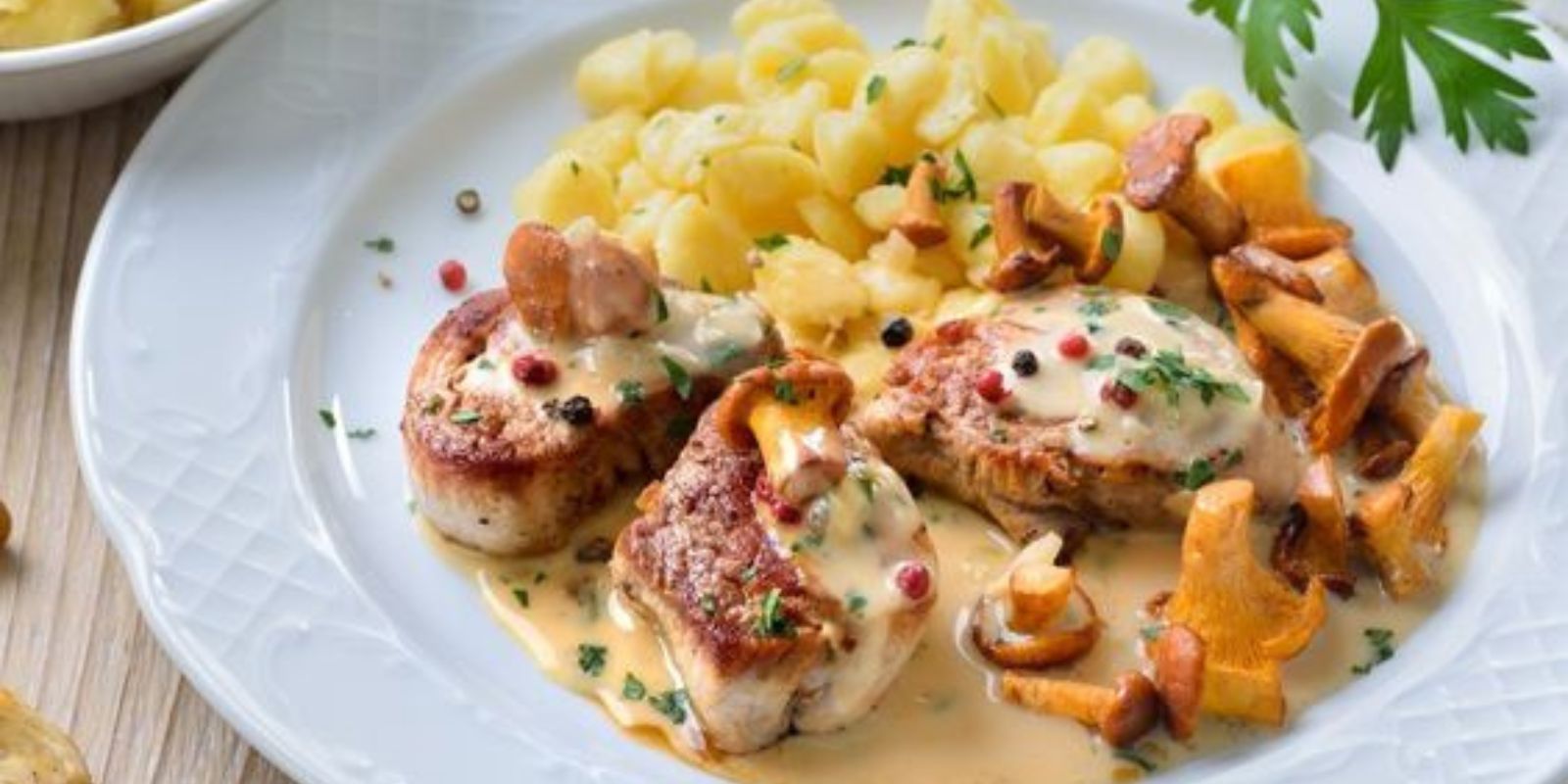 Zarte Medaillons in Pilzrahmsauce – Ein Hauch von Eleganz auf dem Teller!