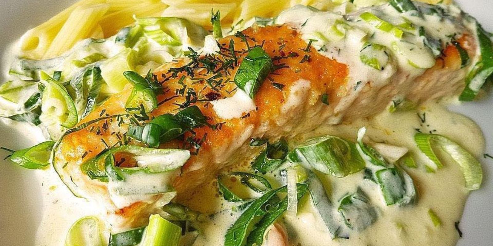 Zarte Versuchung auf dem Teller – Lachs in Frühlingszwiebel-Sahne-Sauce