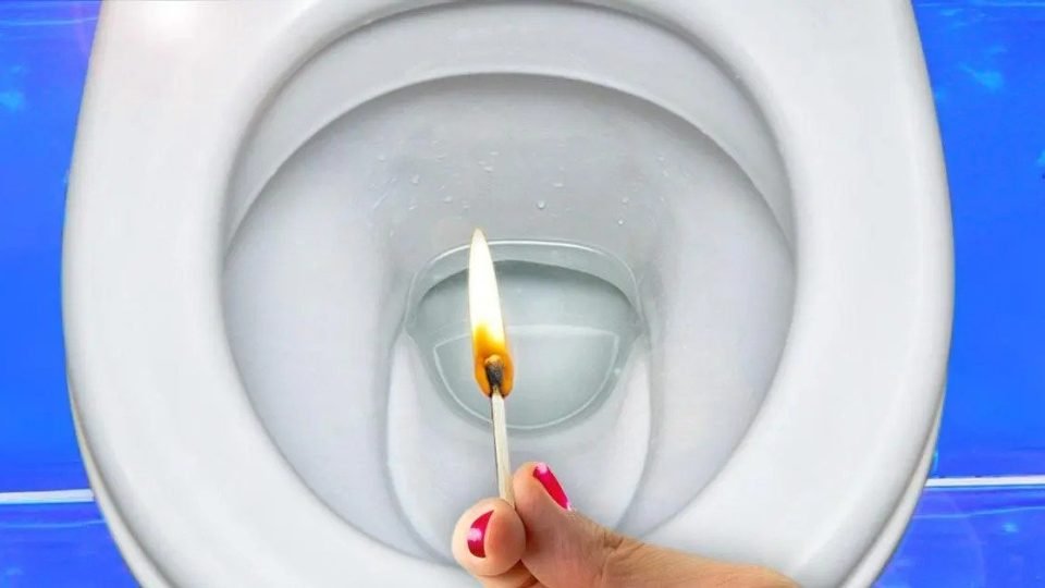 Zünde ein Streichholz an und spüle es die Toilette hinunter. Wenn Sie es einmal probiert haben, werden Sie es immer tun
