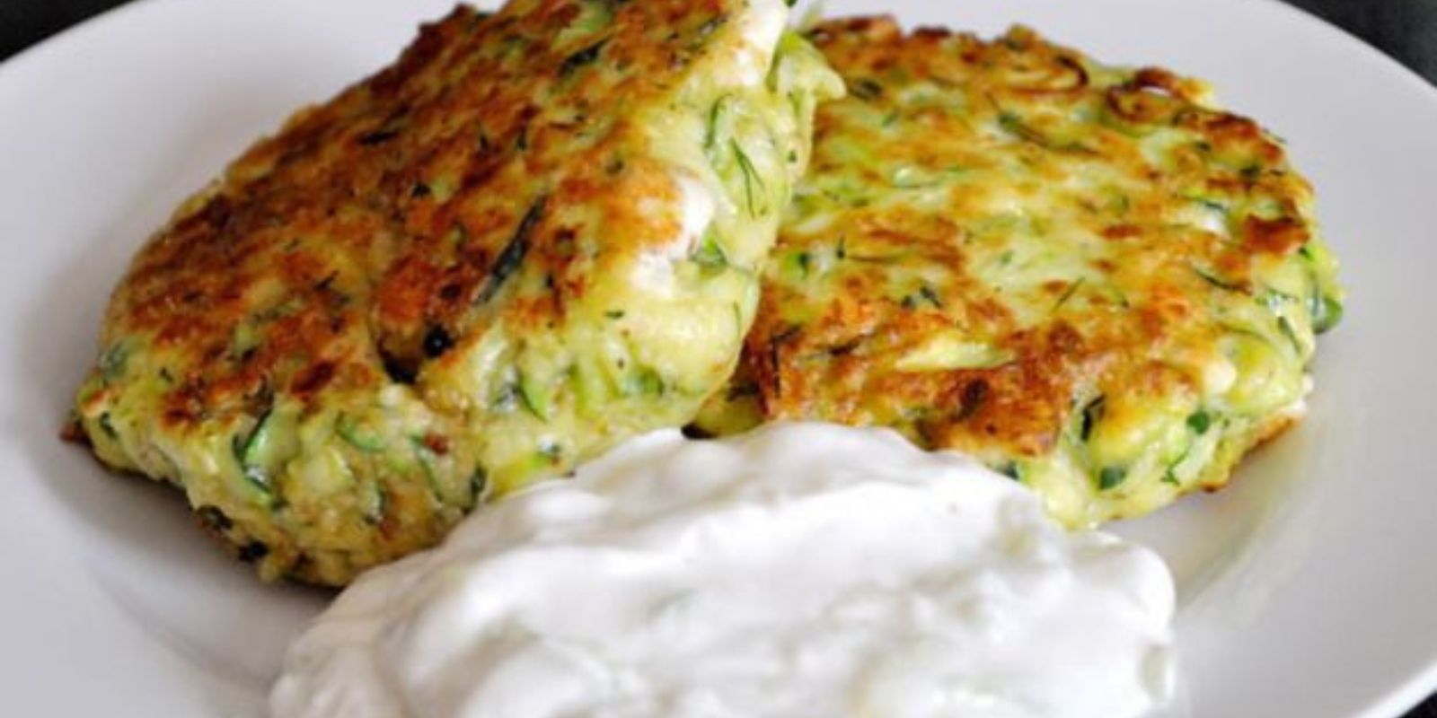 Zucchinipuffer mit Feta und Tzatziki