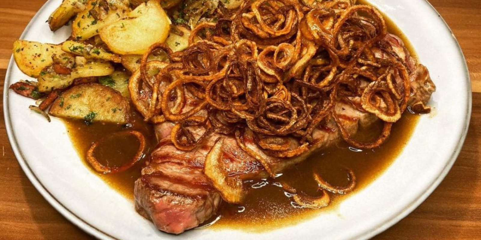 Zwiebelrostbraten mit Bratkartoffeln