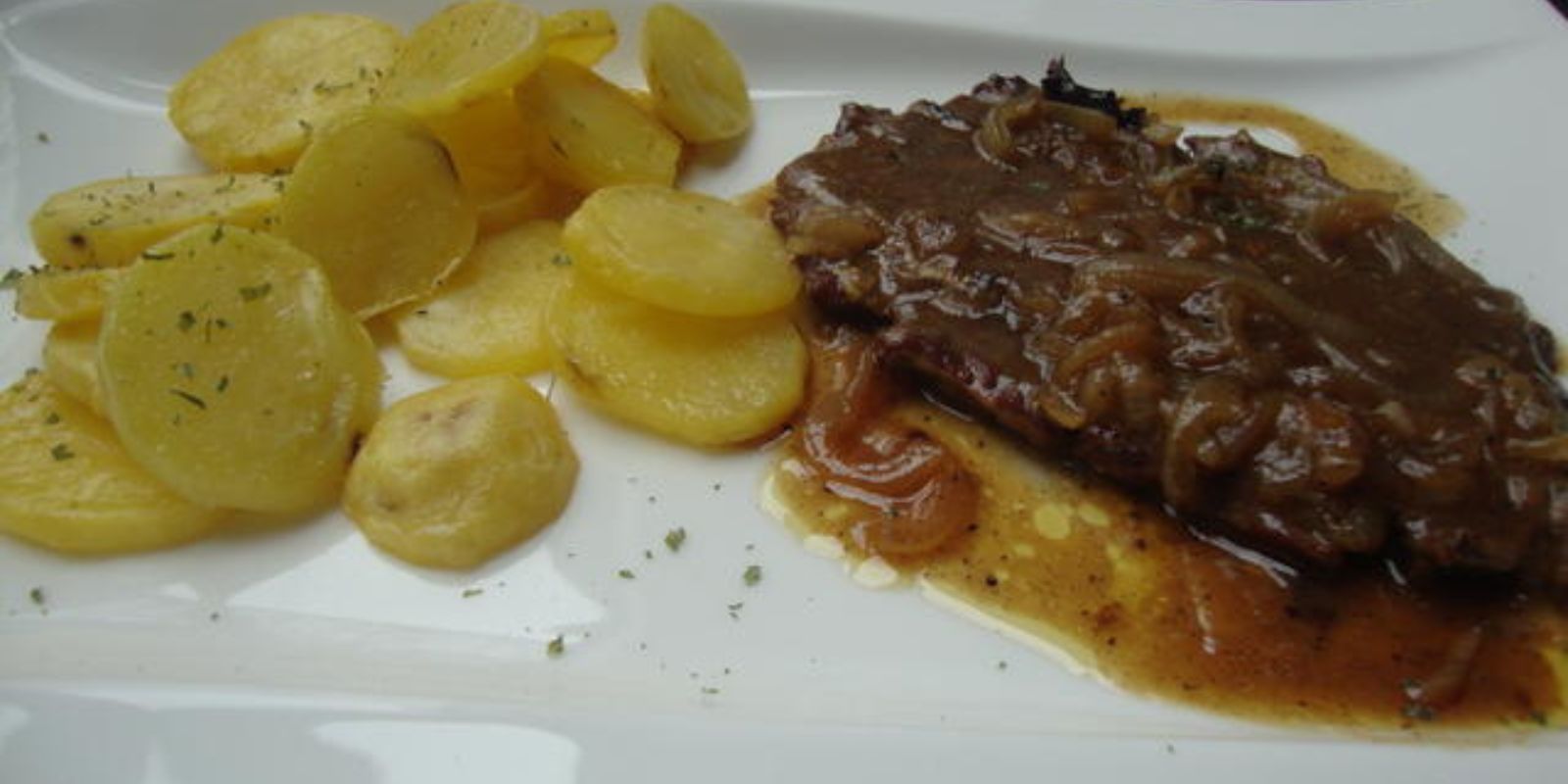 Zwiebelrostbraten mit Bratkartoffeln