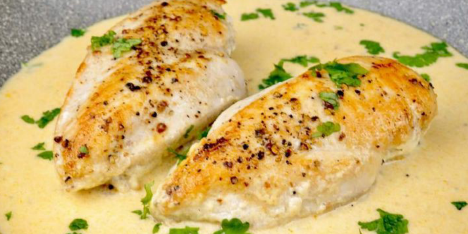 Überbackene Hähnchenbrust in Sahnesoße