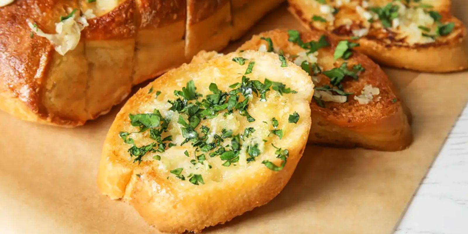 Überbackenes Brot mit gebackenem Knoblauch