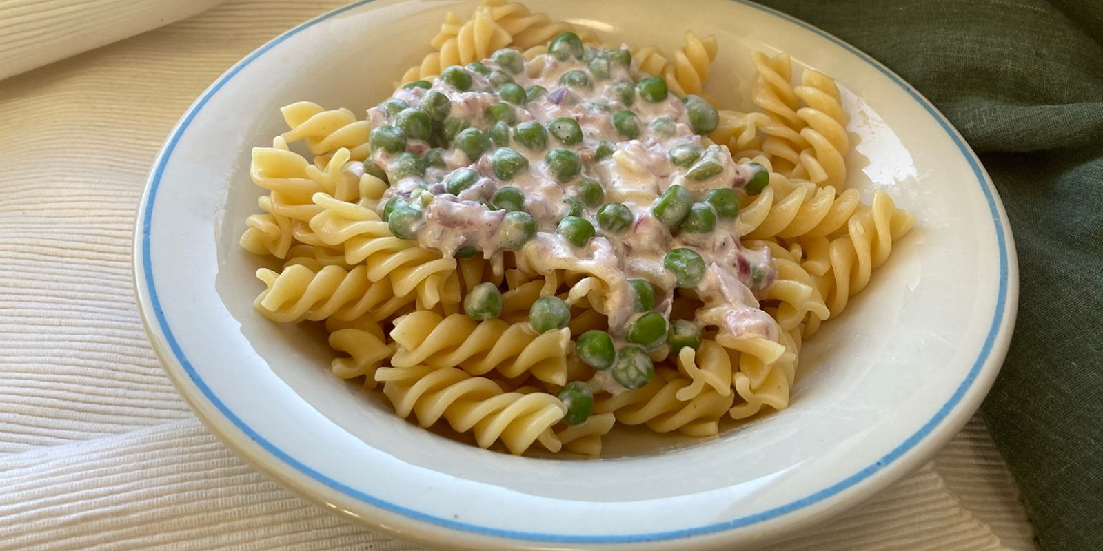 für Nudelschnitzel. Erbsensauce und Frischkäse