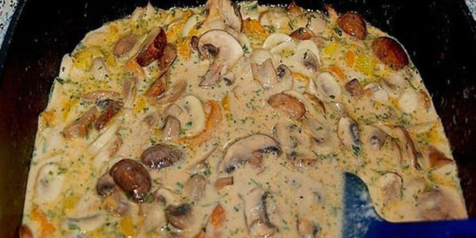 geschmackvoll – Puten Sahne Gulasch auf Bandnudeln