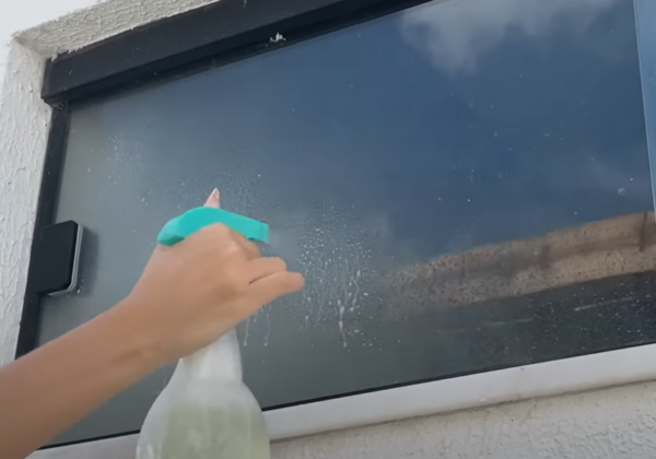 Acabe definitivamente com as manchas de água dos vidros deixando-os como novos