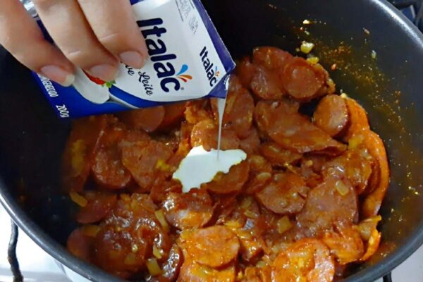 Almoço rápido com macarrão e calabresa para variar o cardápio da família sem abrir mão do sabor
