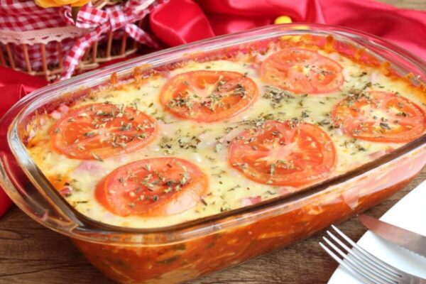 Almoço rápido com um macarrão gratinado com bastante queijo que fica divino