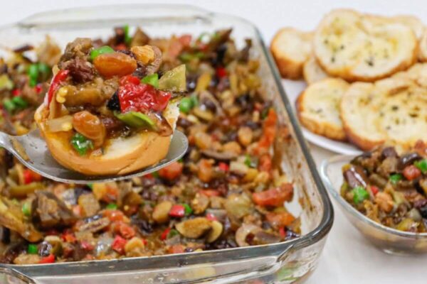 Antepasto de berinjela para você comer com torradas fica de um jeito que você nem imagina