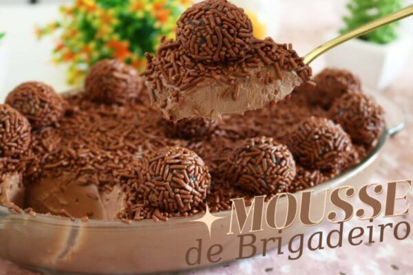 Aos amantes de chocolate: mousse de brigadeiro cremoso e muito fácil de fazer
