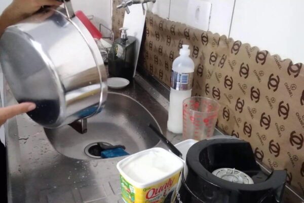 Aprenda a fazer uma pasta brilha alumínio caseira que dá brilho sem esforço