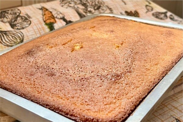 Aprenda como preparar um bolo simples sem farinha e sem leite que fica perfeito