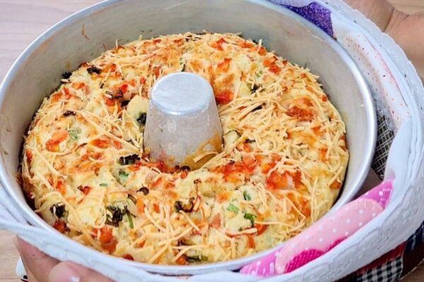 Aproveite o arroz que sobrou e faça esse bolo de arroz cozido cheio de sabor e bem temperadinho