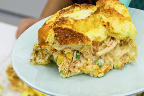 Aproveitei o pão que sobrou de ontem e fiz uma saborosa torta crocante de frango