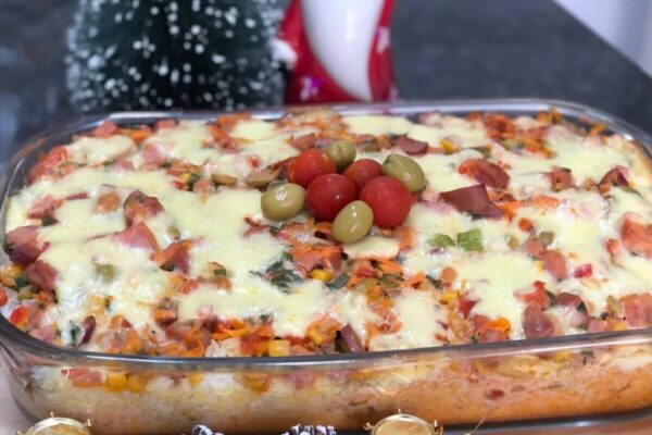 Arroz de natal bem recheado e cremoso feito no forno