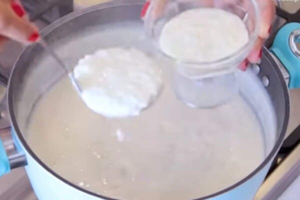 Arroz doce cremoso que minha avó fazia na minha infância e fica delicioso