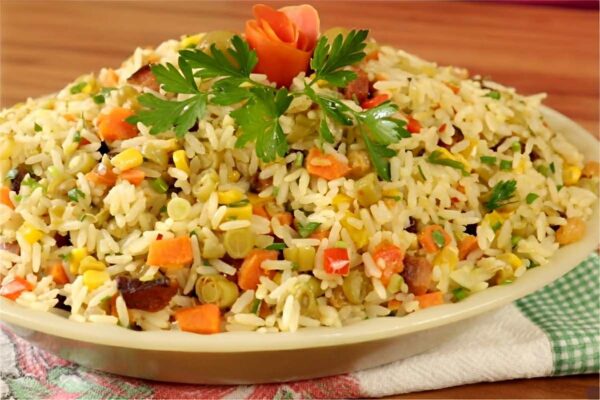 Arroz à grega caprichado para acompanhar o almoço em família
