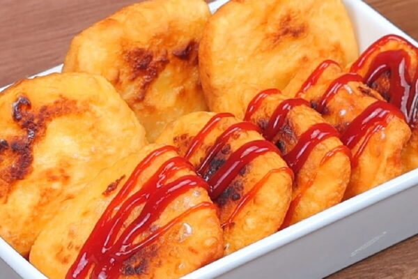 Até quem não gosta de mandioca adora esse bolinho de mandioca gostoso que nem coxinha