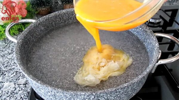 Basta despejar o ovo na água fervente e você faz a melhor delícia desse mundo