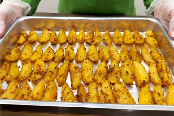 Batata assada no forno com azeite e parmesão uma delícia para acompanhar seu almoço