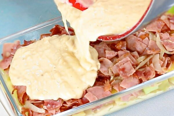 Batata de forno com calabresa e molho branco: uma receita econômica e deliciosa para o almoço de domingo