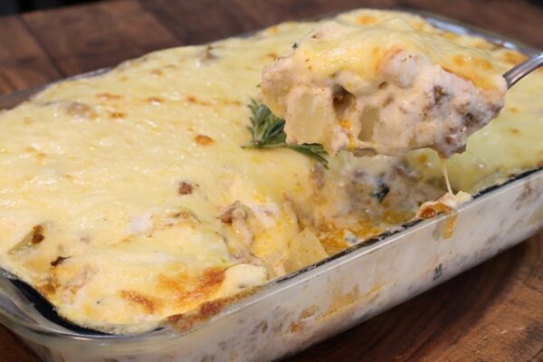 Batata na travessa com molho branco: uma receita econômica e saborosa para a refeição de toda família