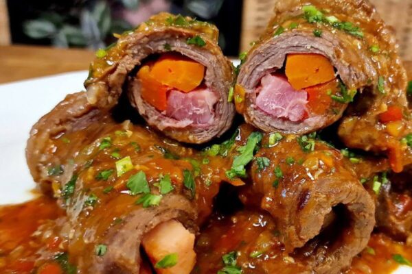 Bife a rolê bem recheadinho e com um molho perfeito para deixar ele bem molhadinho