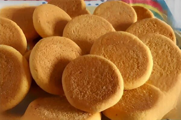 Bolachinha de fubá que derrete na boca perfeita para servir com chá ou café