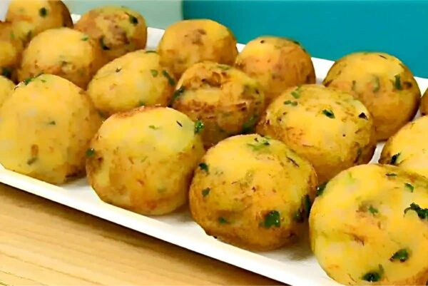 Bolinho de batata com frango que desmancha na boca e é melhor que coxinha
