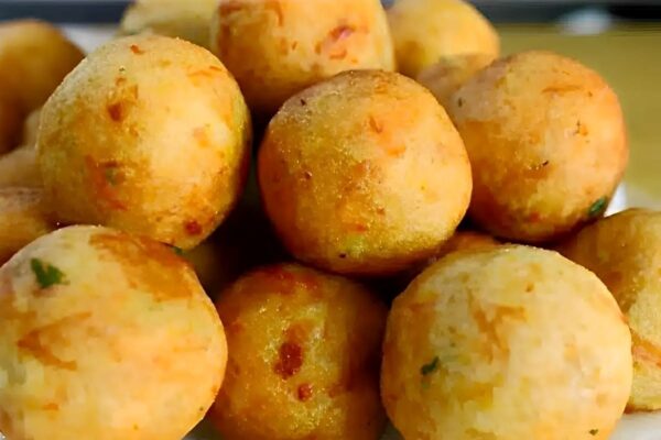Bolinho de batata com frango que desmancha na boca perfeito para o lanche de toda a família