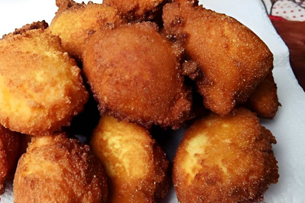 Bolinho frito de fubá muito sequinho saboroso e perfeito para servir com chá ou café