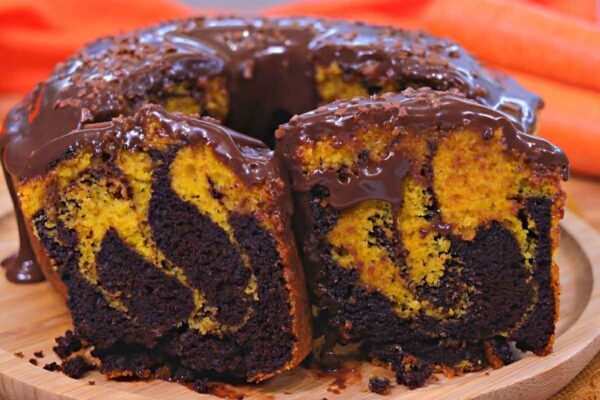 Bolo 2 em 1 um bolo de cenoura mesclado com chocolate bem molhadinho e macio
