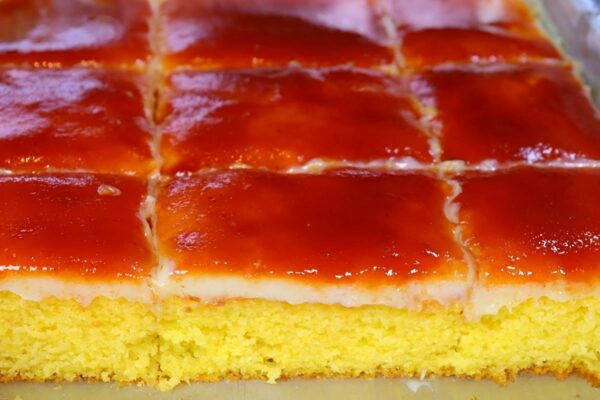 Bolo Romeu e Julieta com cobertura de brigadeiro de queijo e goiabada cremosa