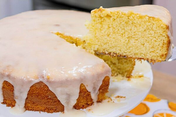 Bolo amanteigado de laranja muito fofinho e perfeito para servir chá ou café