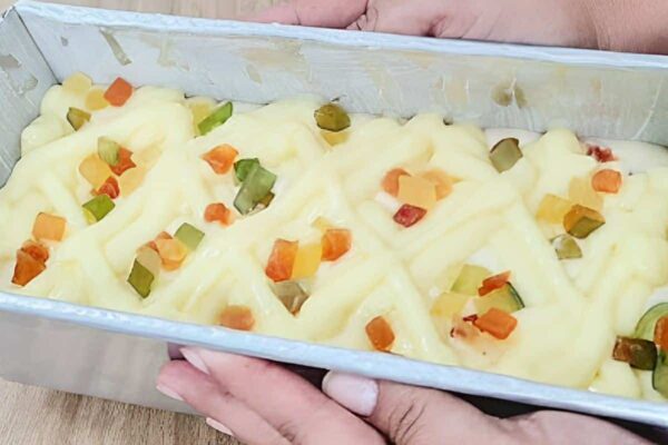 Bolo caseirinho de frutas cristalizadas com creme delicioso e muito fácil de preparar