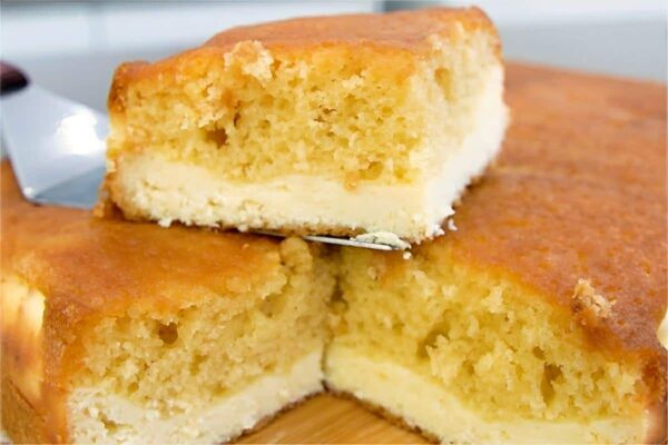 Bolo com creme que já sai recheado do forno você nunca provou nada igual