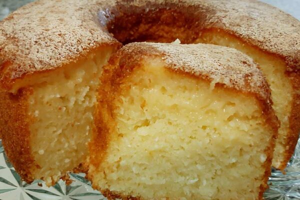 Bolo cremoso de mandioca simples e fácil é só bater os ingredientes no liquidificador e assar