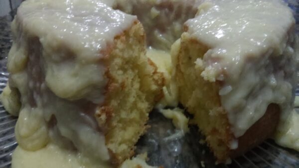 Bolo de Abacaxi e Beijinho