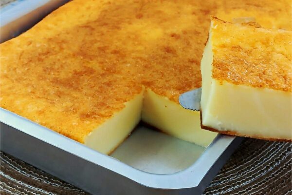 Bolo de Leite da Vovó cremoso e fácil de fazer basta bater os ingredientes no liquidificador e assar.