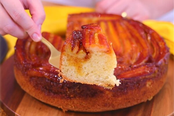 Bolo de banana caramelizada feito com massa de amêndoas perfeito para ocasiões especiais