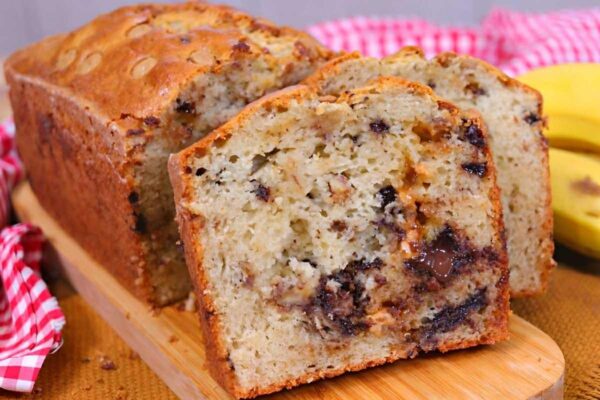 Bolo de banana com chocolate molhadinho e saboroso feito no liquidificador